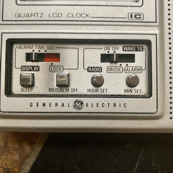 General Electric Hand Held AM/FM Radio - Picture 3 of 3